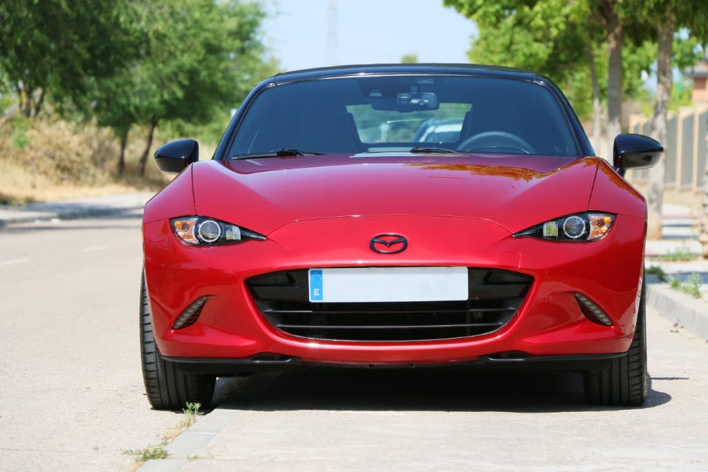 Coche deportivo rojo en la calle