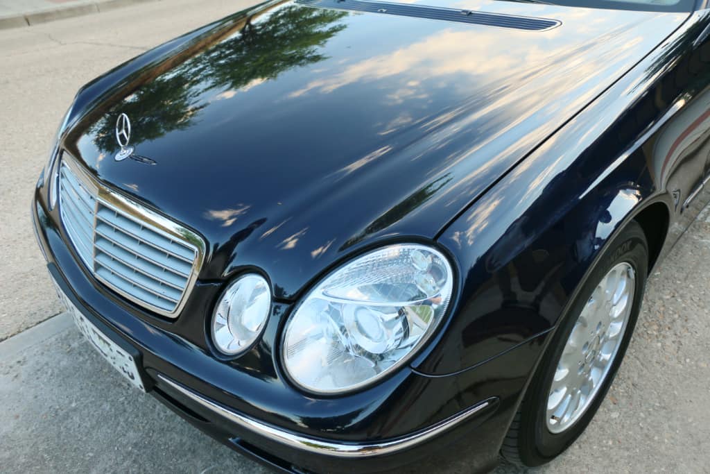 Coche negro Mercedes-Benz en calle
