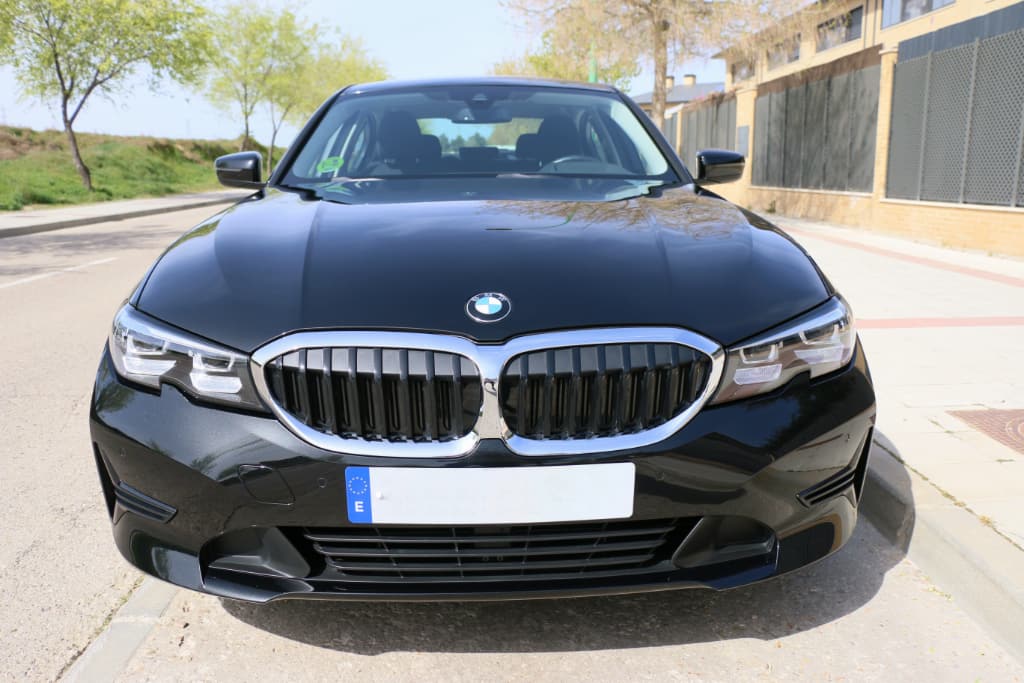 Coche BMW negro en la calle