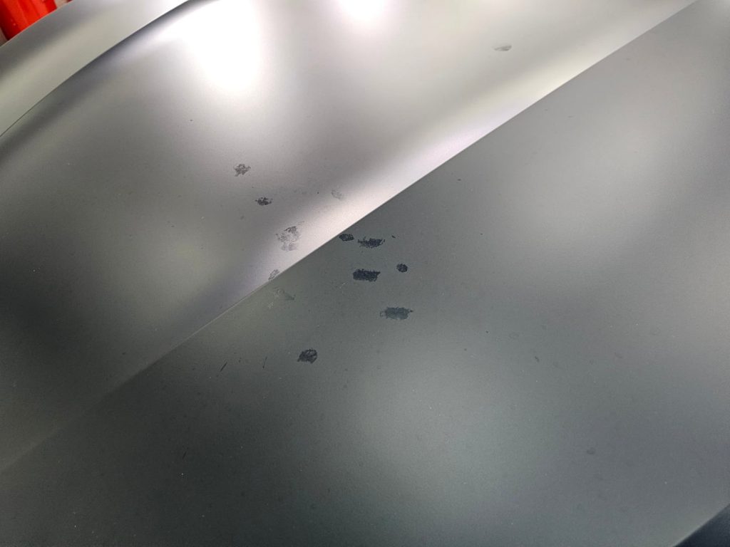 Capó de coche con huellas.