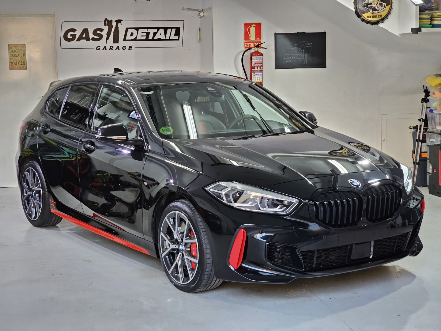 Coche deportivo negro en garaje Gas Detail.