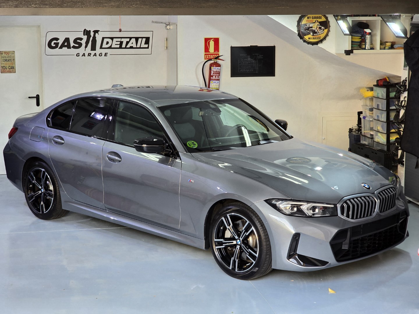 BMW gris en taller de detallado automotriz