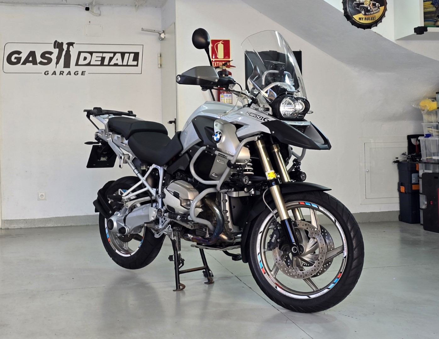 Moto BMW R1200GS en un garaje