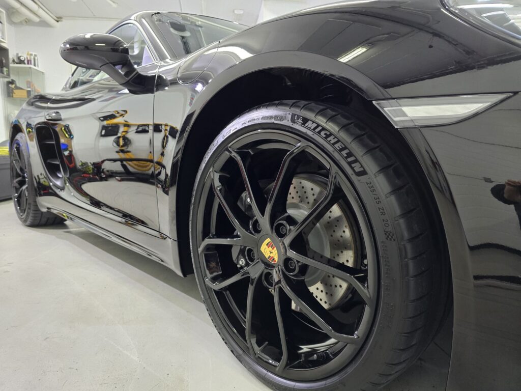 Coche deportivo negro en un taller