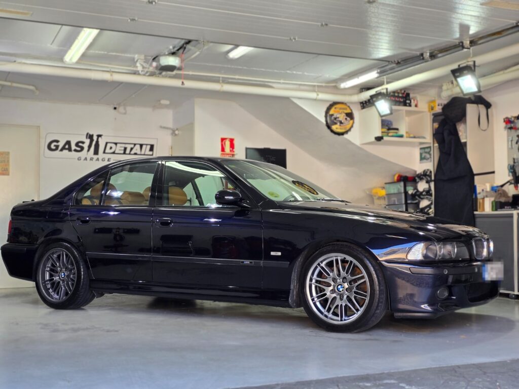 Sedán negro en un taller de autos.