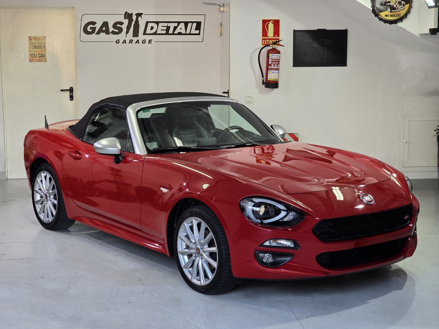 Coche deportivo rojo en taller Gas Detail Garage