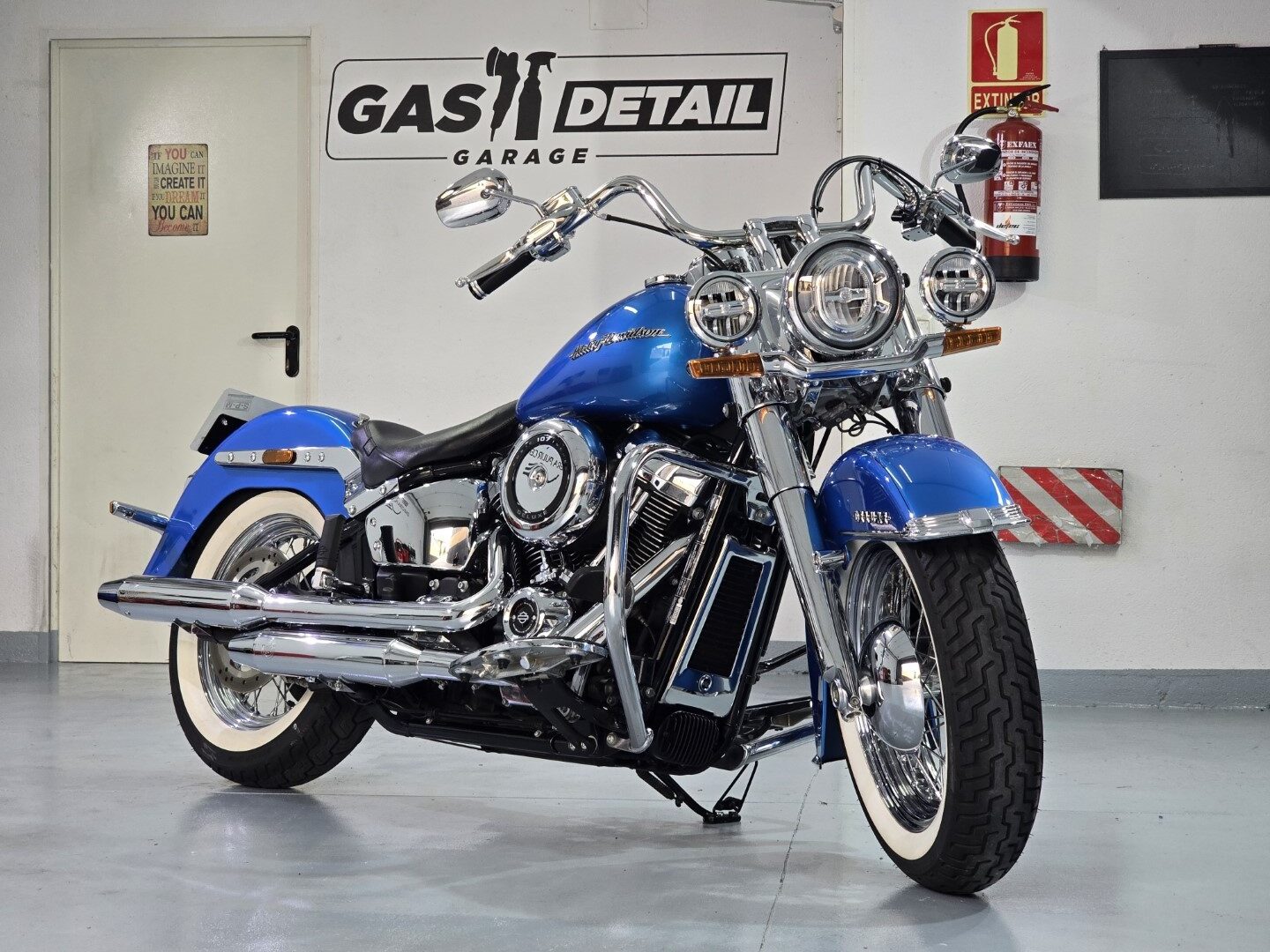 Moto azul en garaje con decoración vintage.