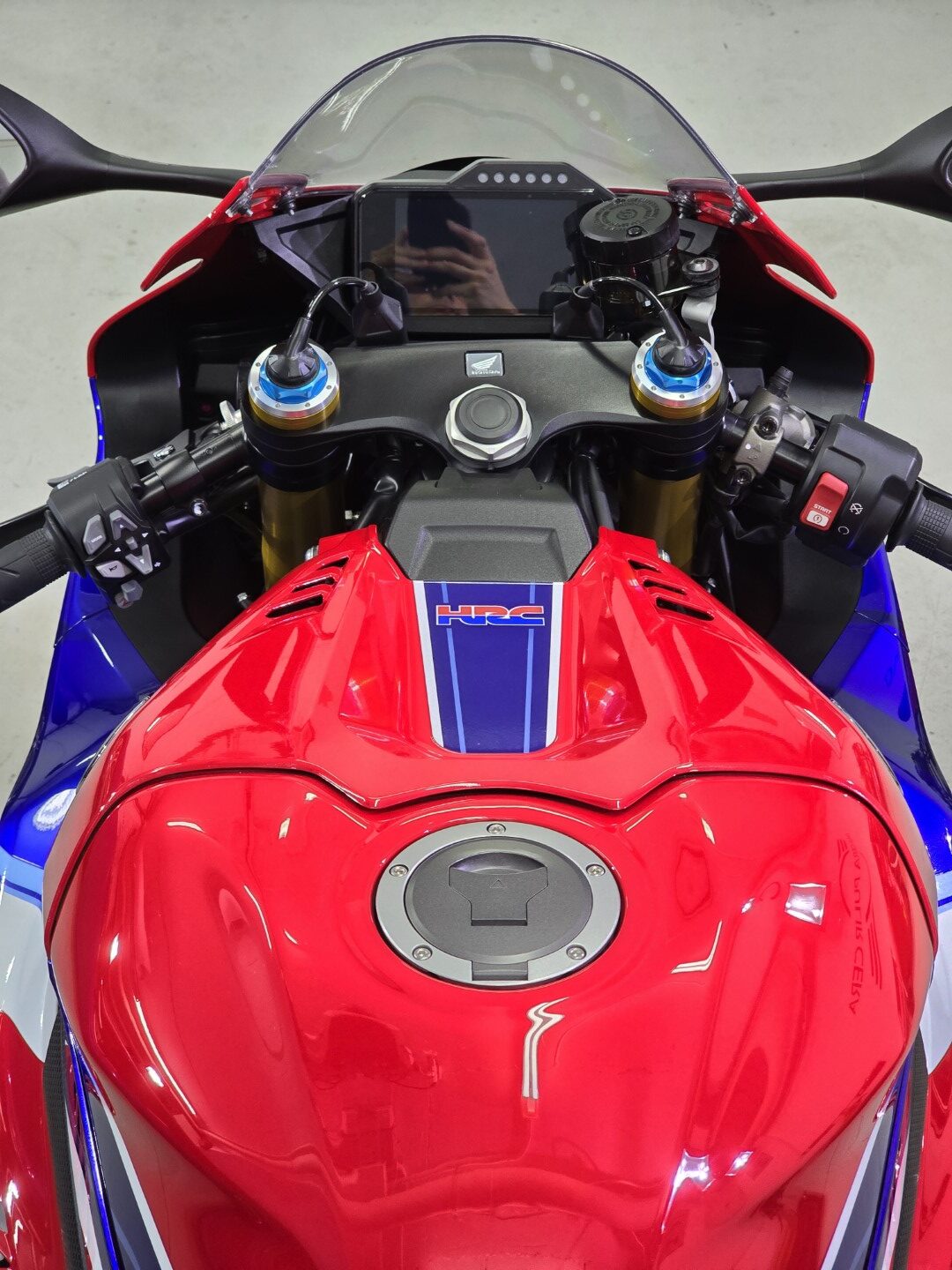 Manillar de motocicleta deportiva, pantalla y controles