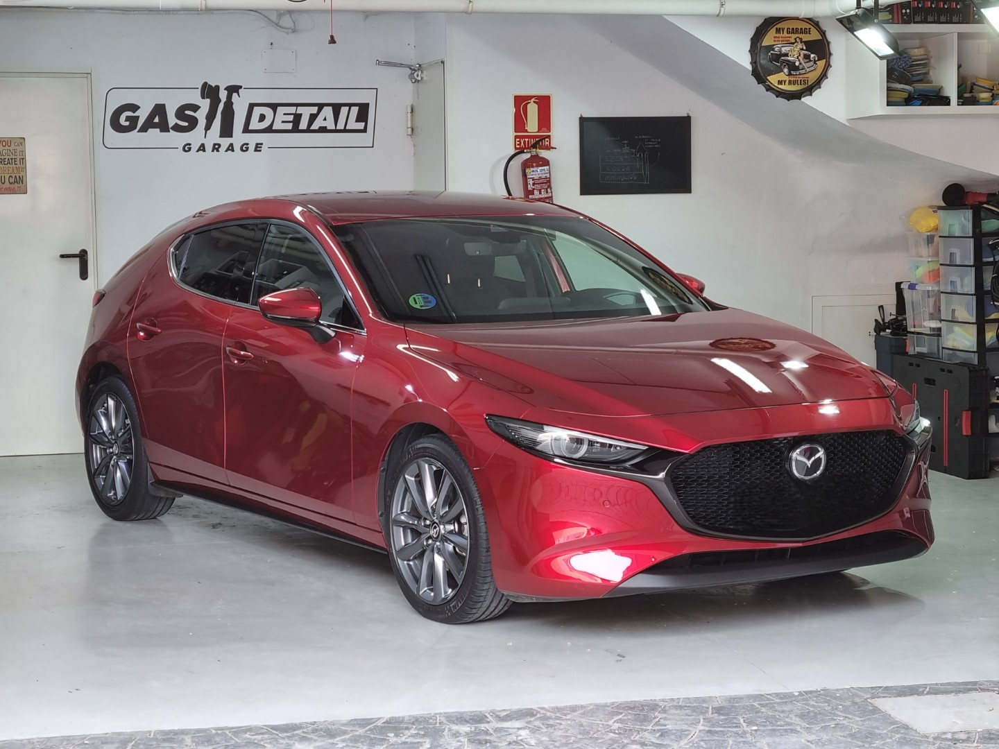 Coche rojo en garaje Gas Detail.