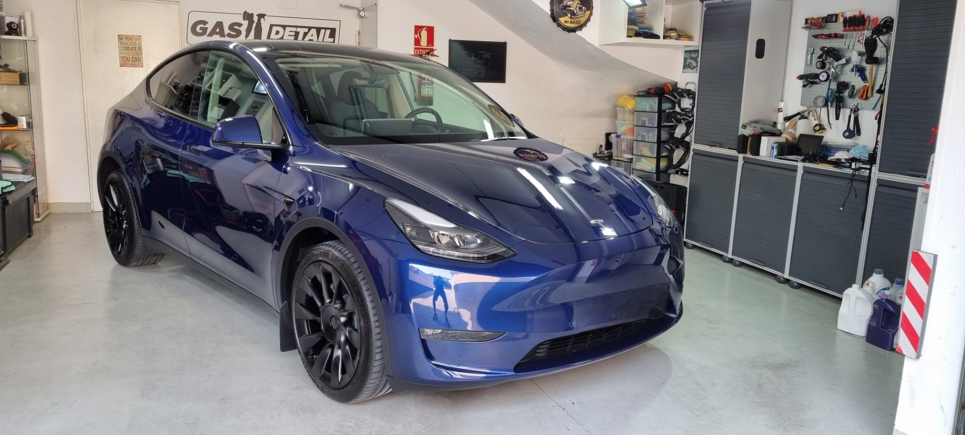 Coche azul en taller de detailing