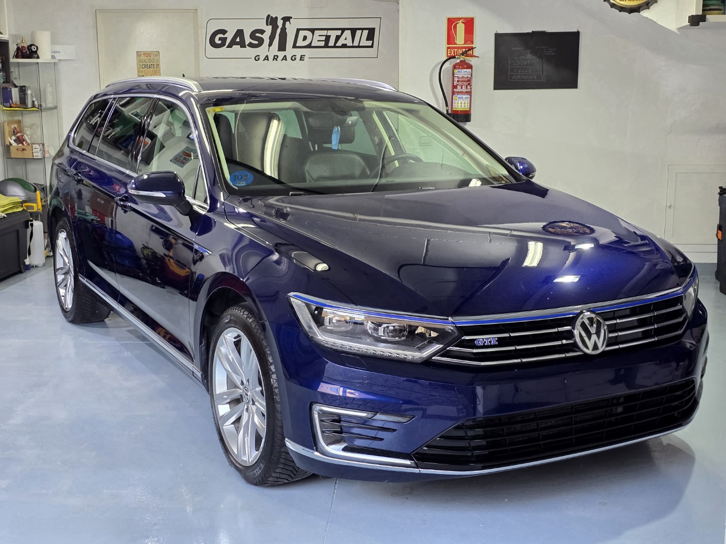 Coche azul estacionado en garaje de detalles.