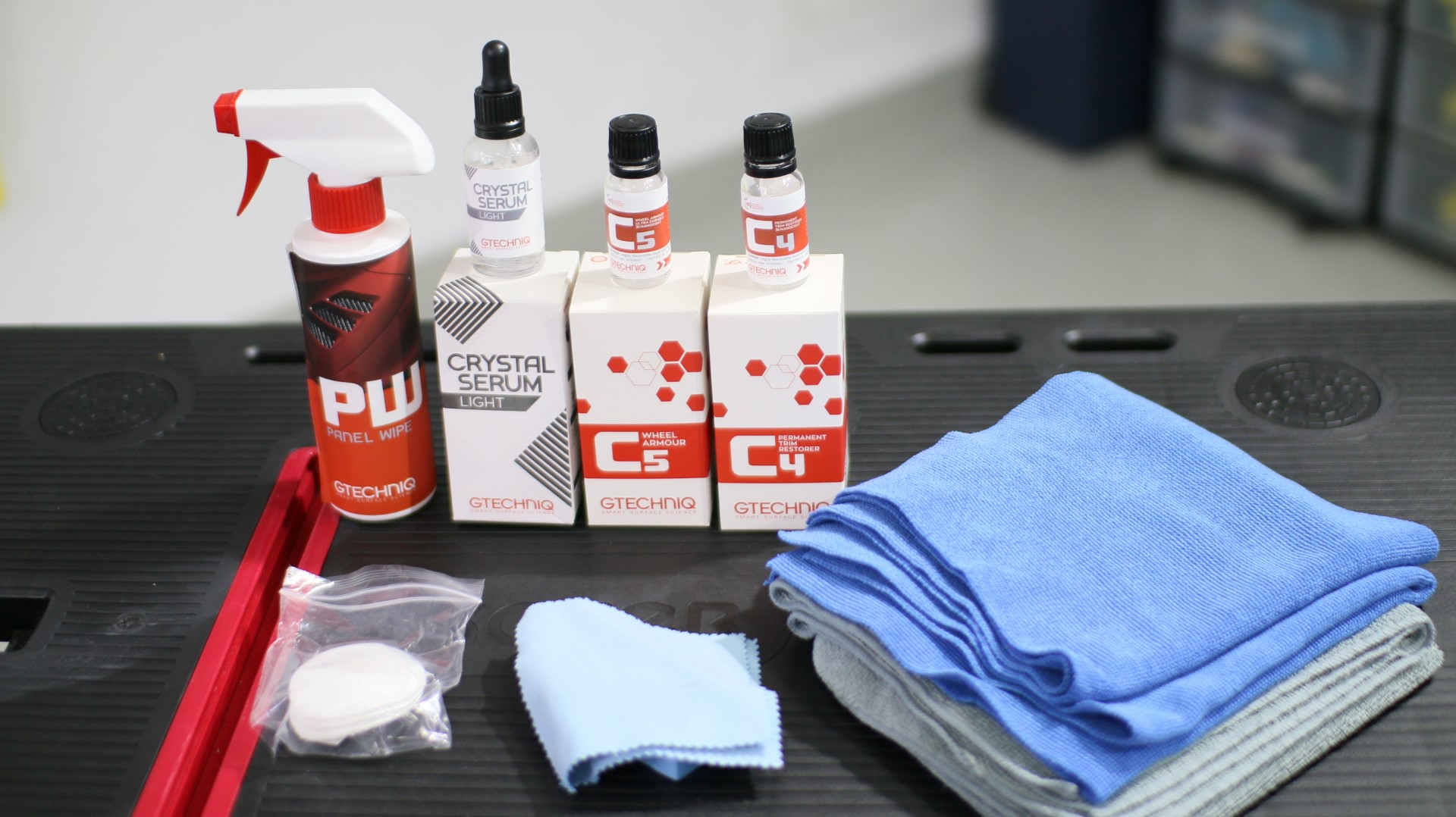 Kit de limpieza automotriz con paños y líquidos