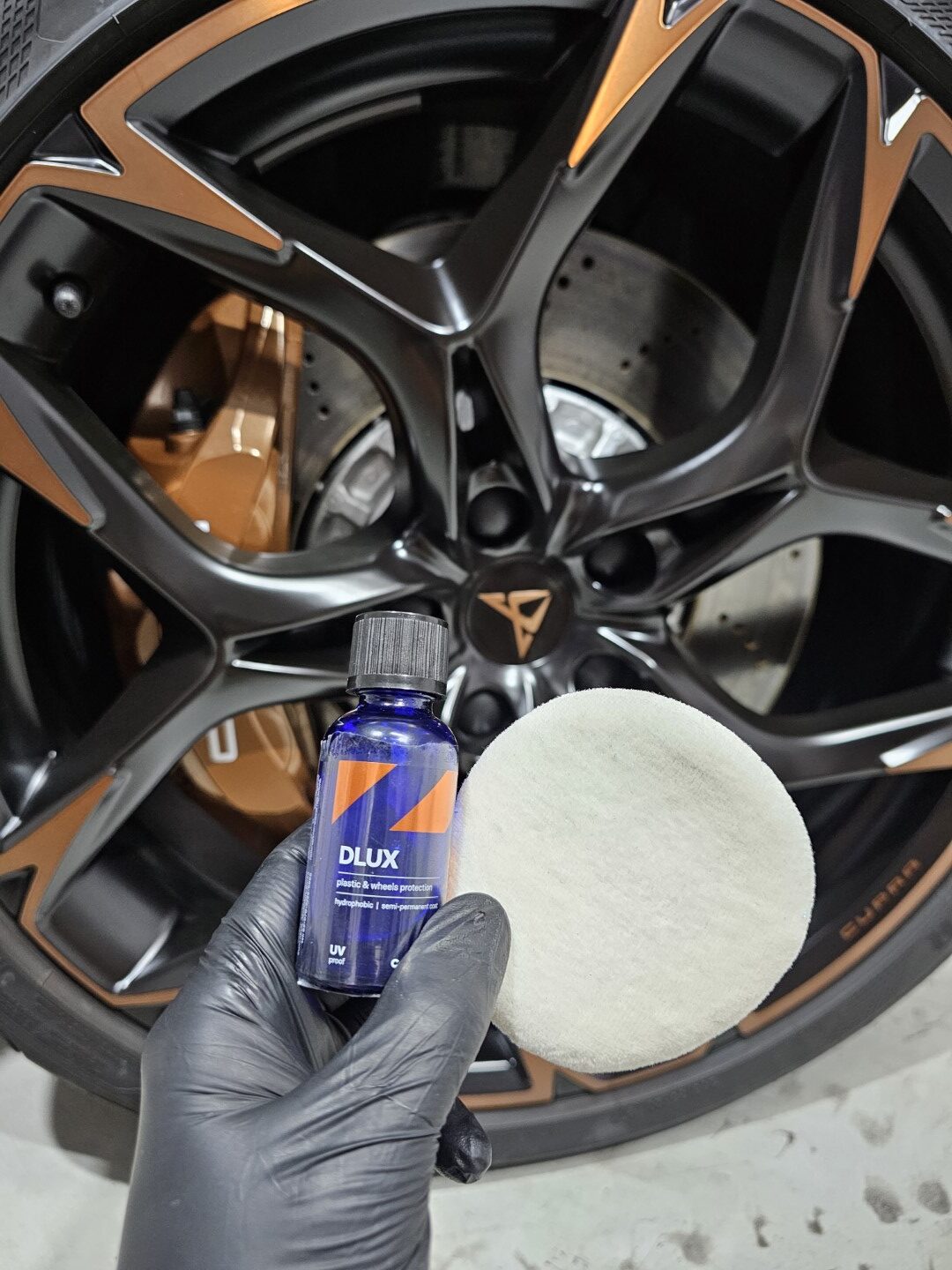 Aplicación de producto en llantas de coche