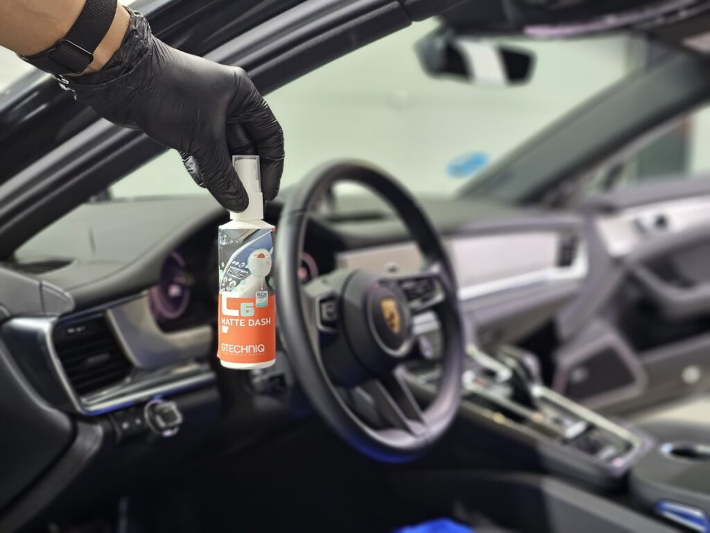 Limpieza interior de coche con producto especializado.