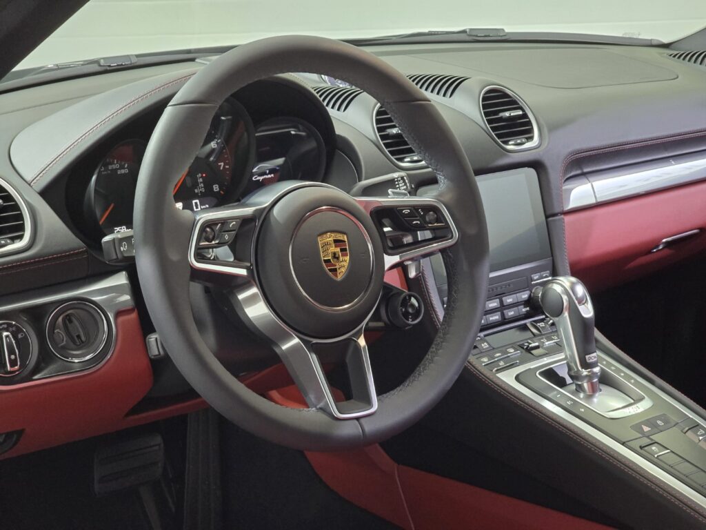 Interior de coche deportivo con volante y consola central