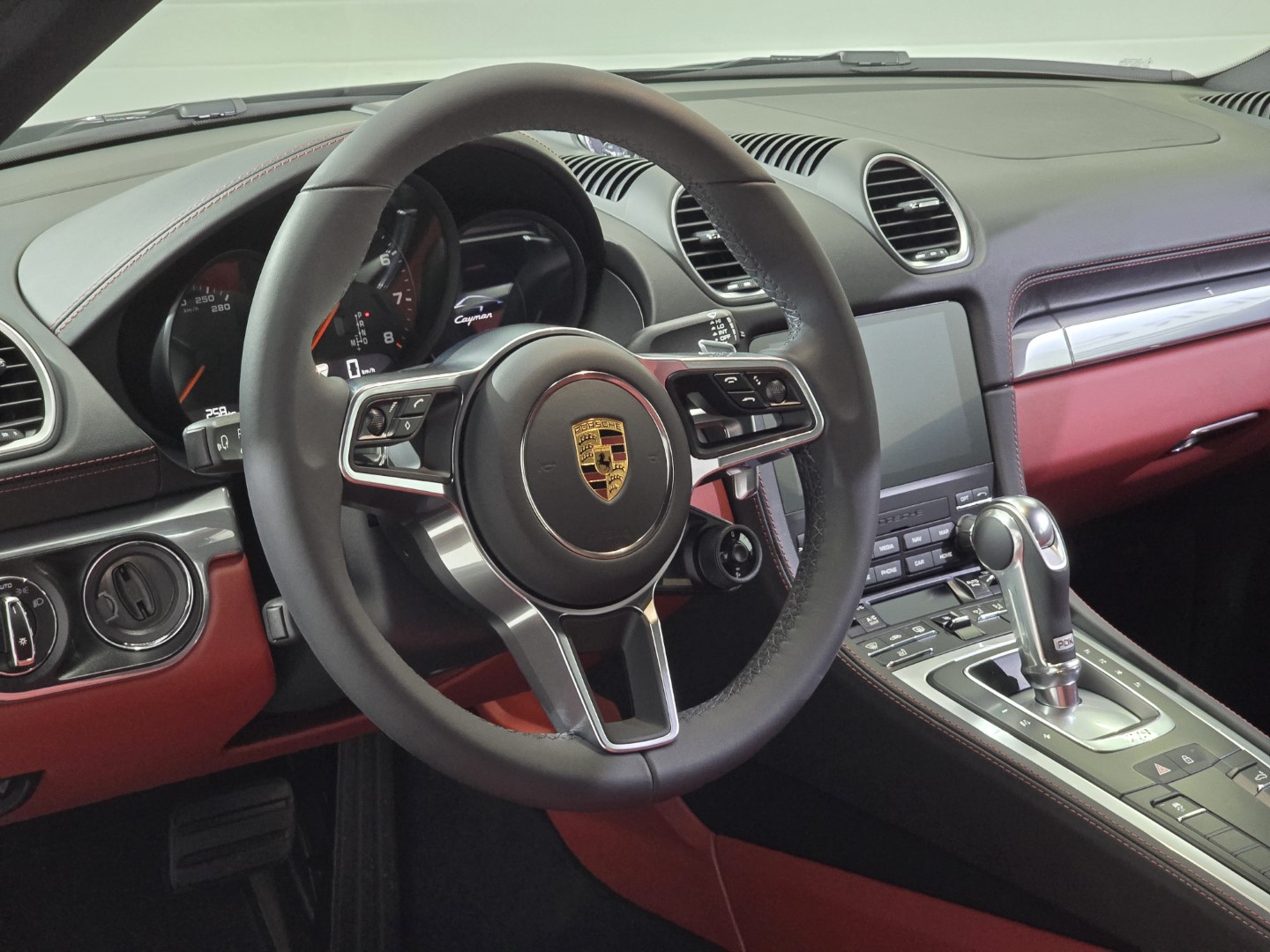 Interior de coche deportivo con volante y consola central