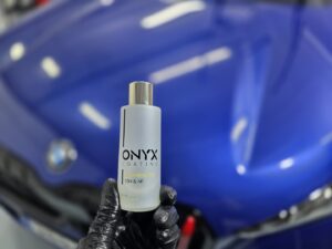 Mano sostiene botella de recubrimiento ONYX