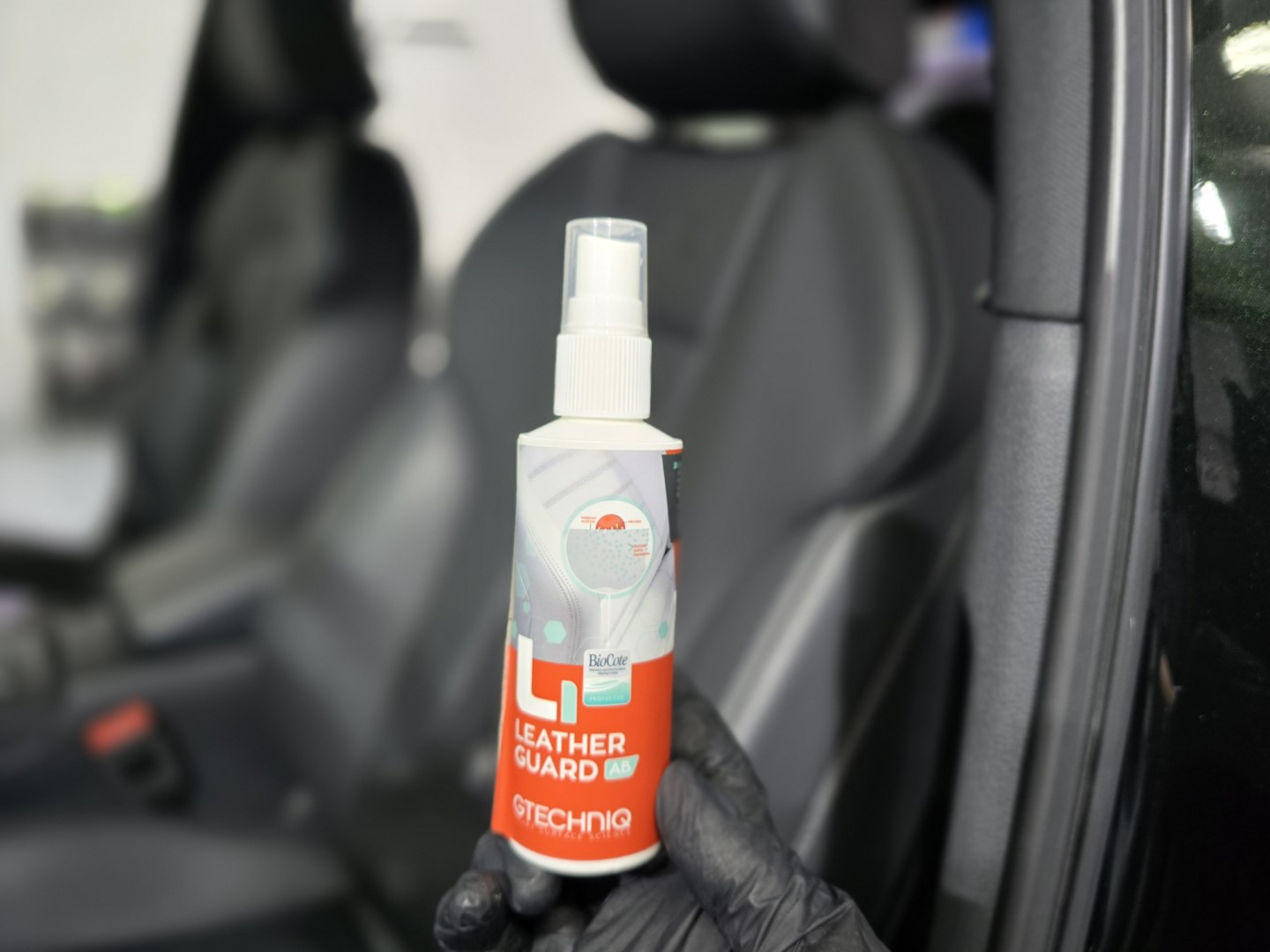 Protector Gtechniq Leather Guard junto a los asientos de cuero de un coche