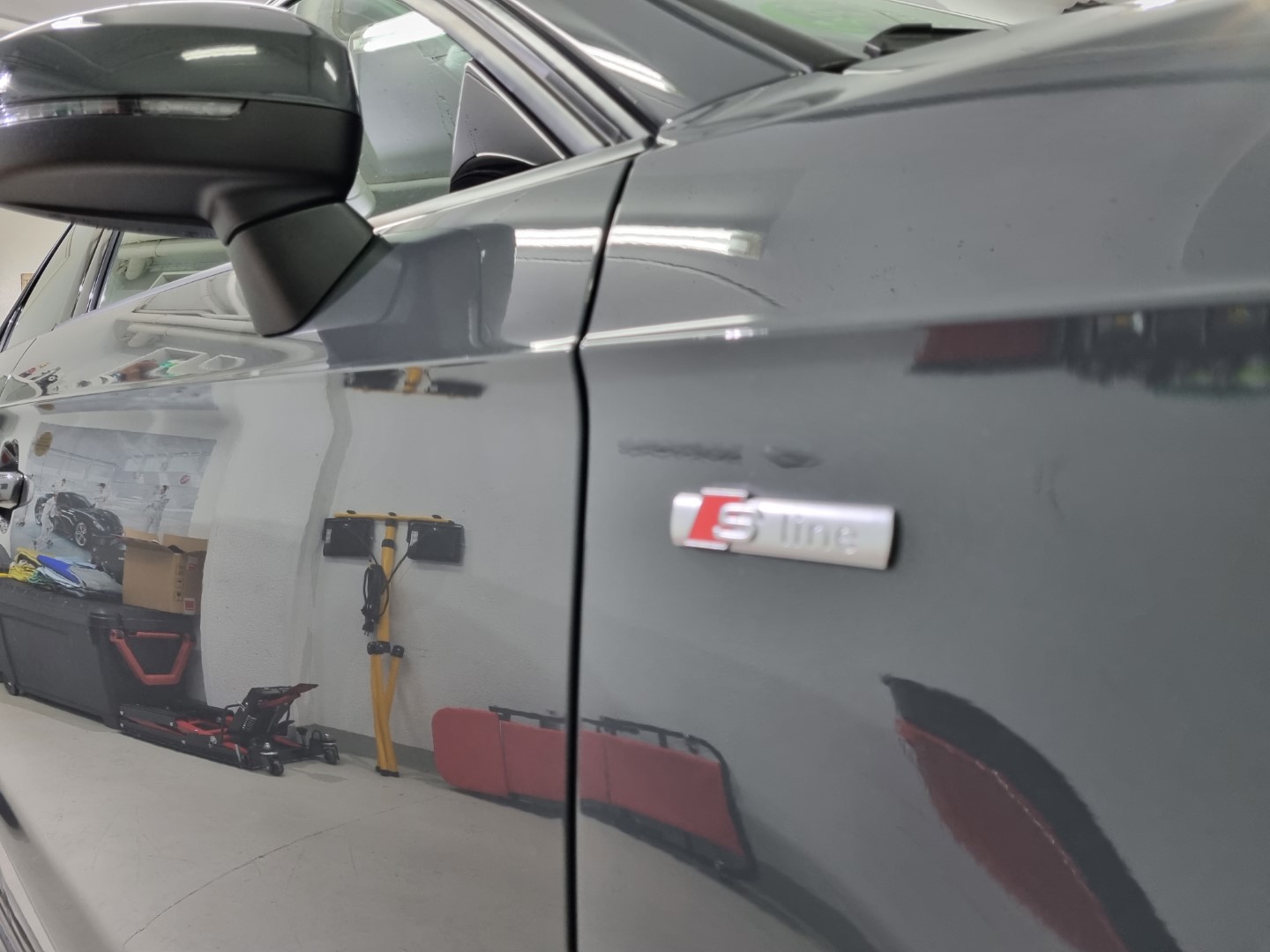 Detalle de insignia S line en coche gris