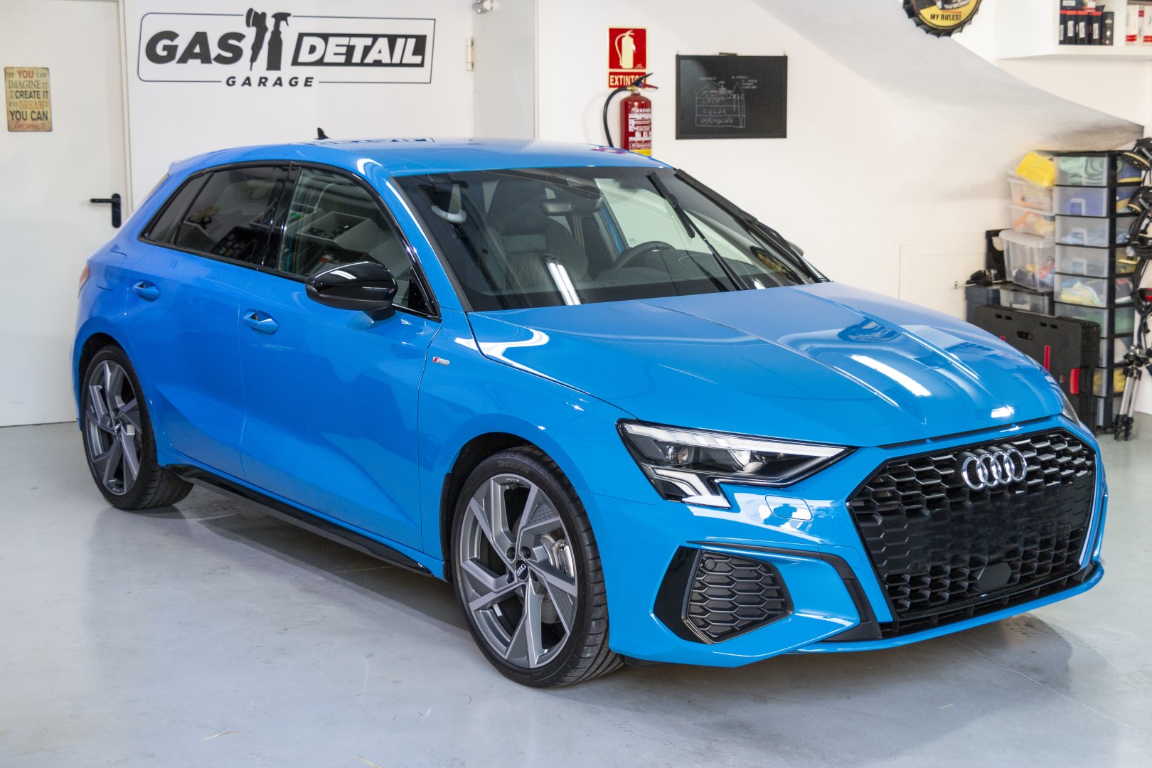 Coche azul estacionado en taller mecánico