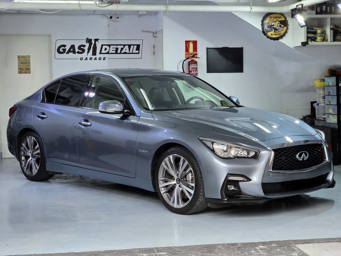 Coche gris en un taller bien iluminado