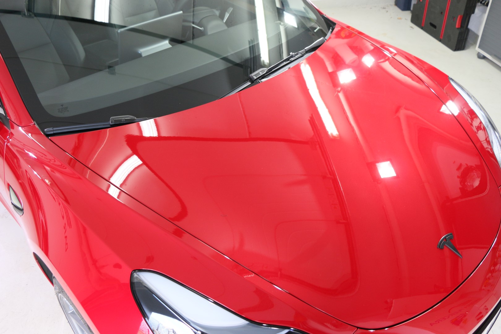 Coche rojo en un garaje iluminado
