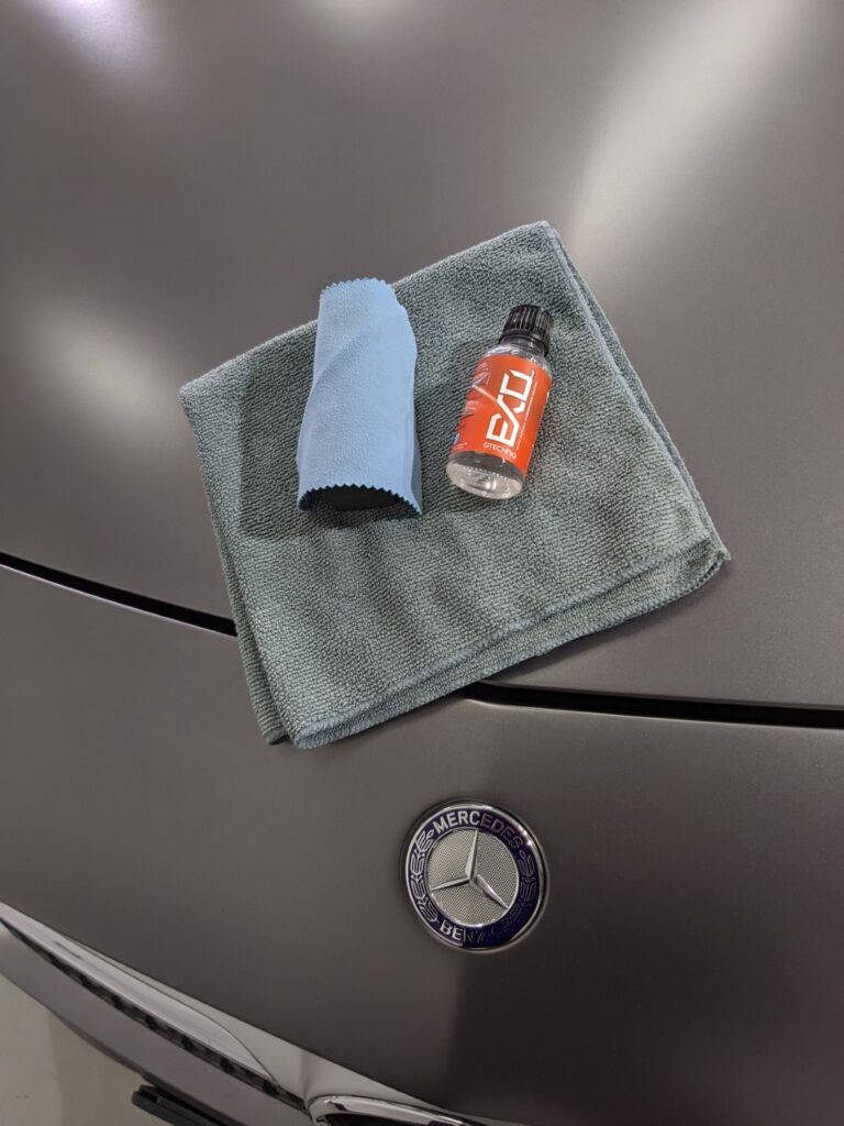 Producto y paños sobre coche Mercedes-Benz