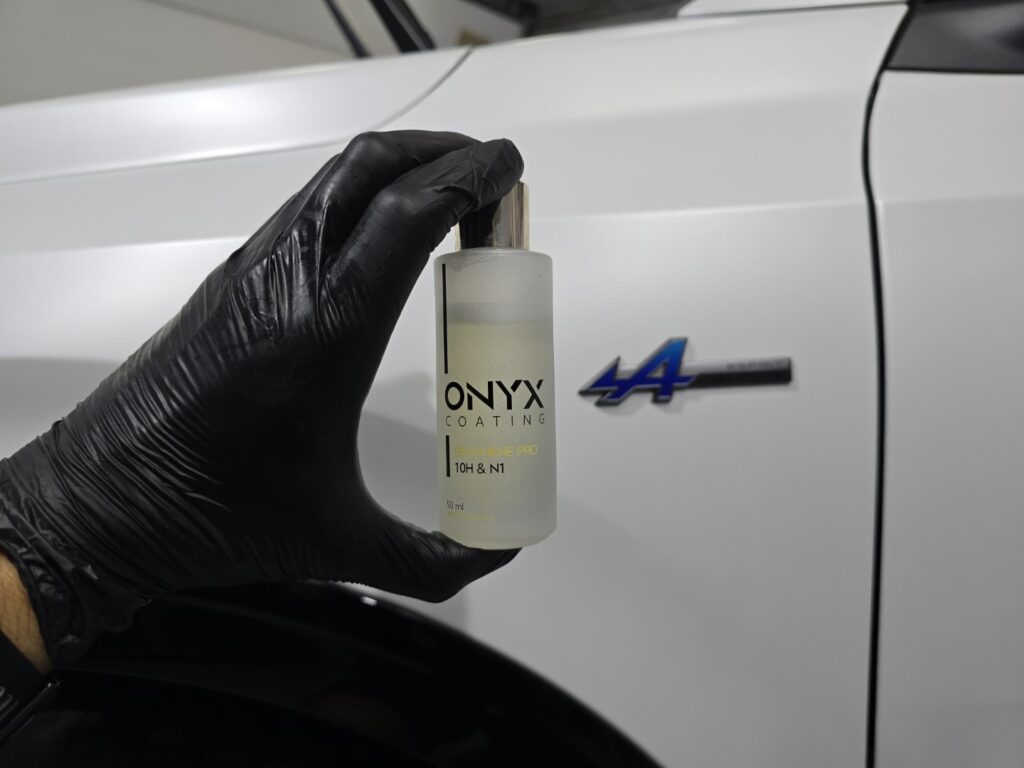 Producto Onyx Coating cerca de coche blanco