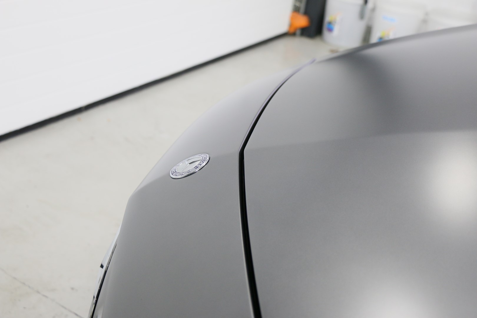 Cofre de coche gris con logotipo