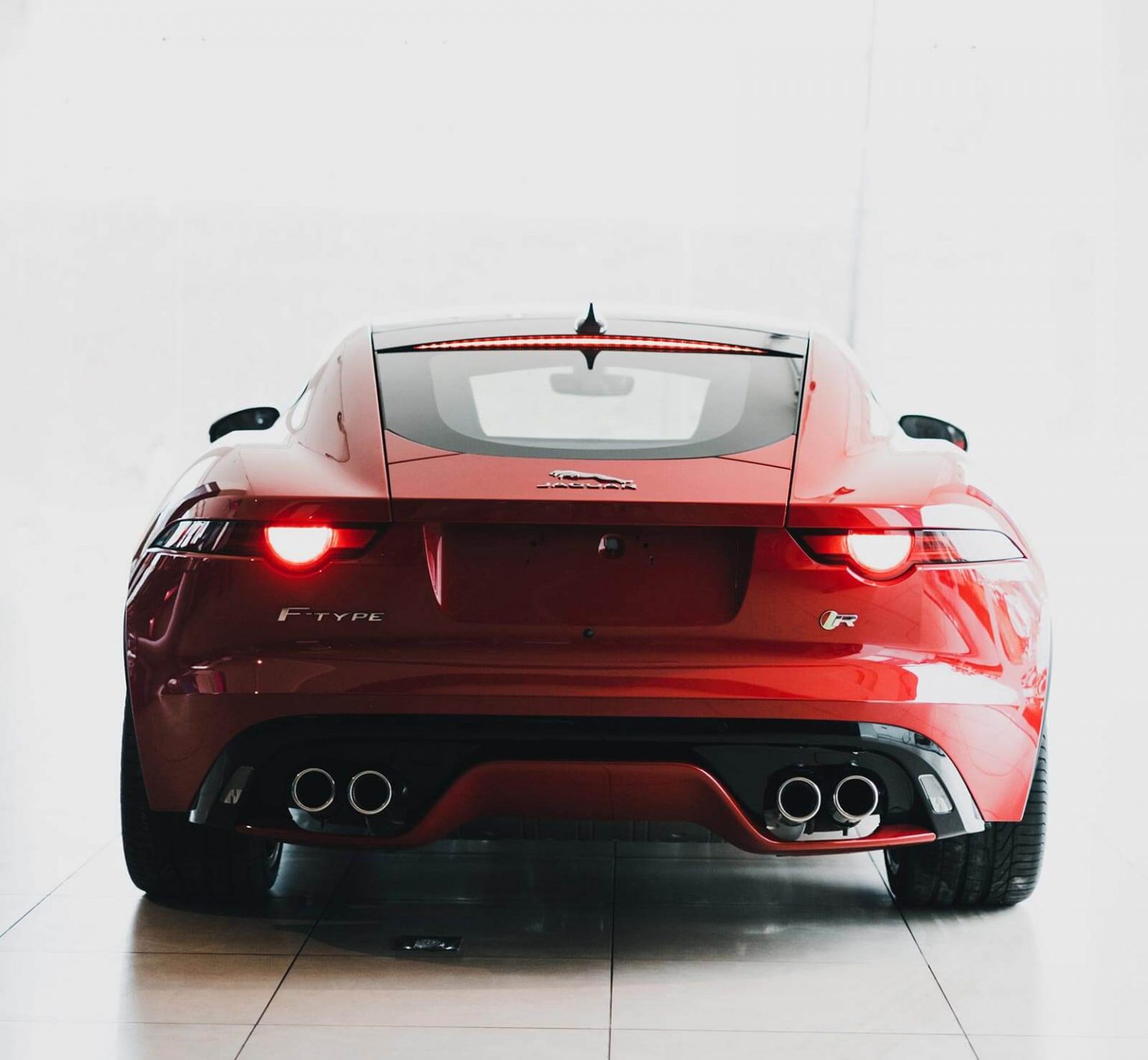 Jaguar F-Type rojo visto desde atrás