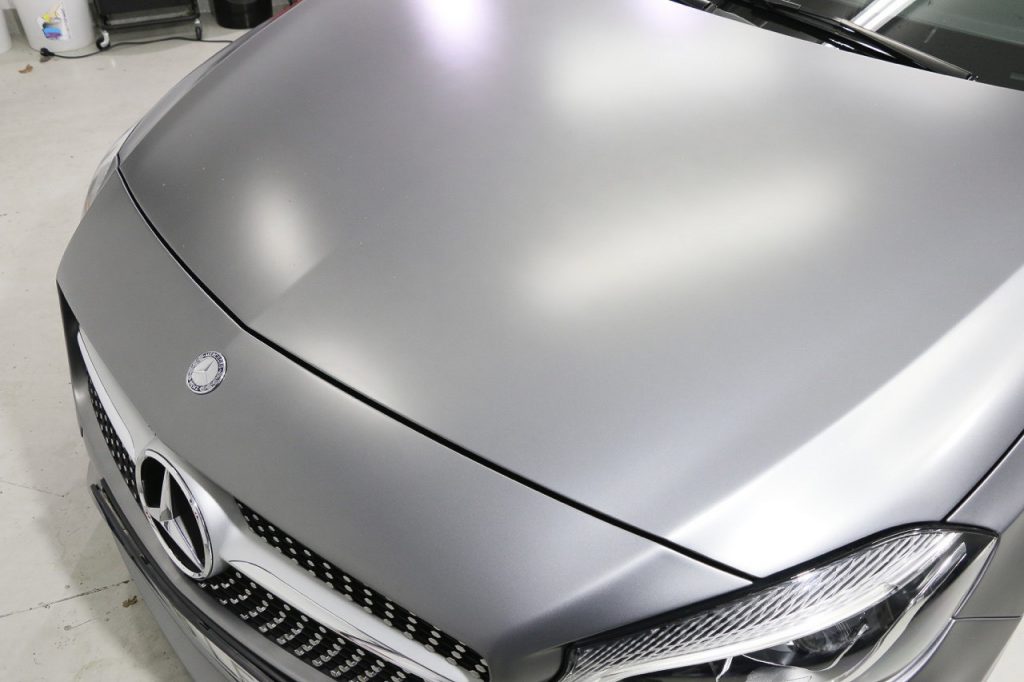 Frontal de un coche gris