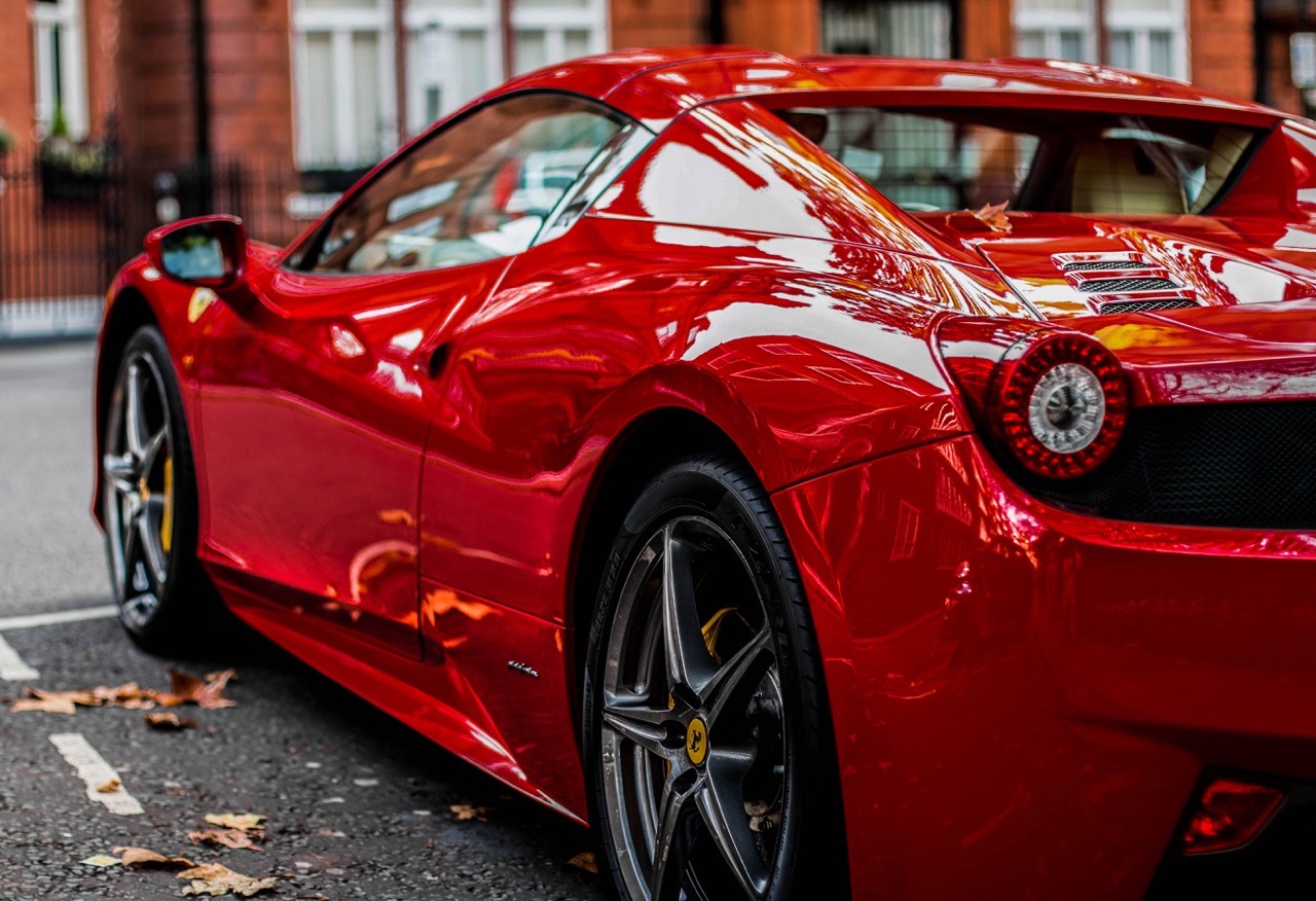 Ferrari 458 rojo fotografiado desde la parte trasera izquierda