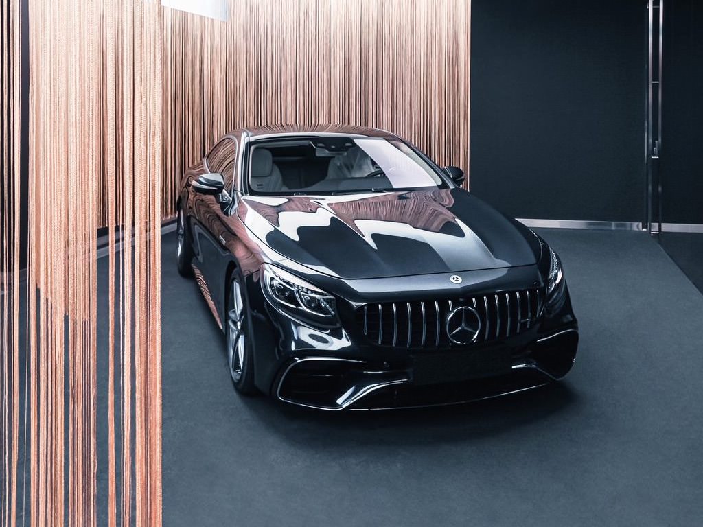 Mercedes negro tras su tratamiento de detailing