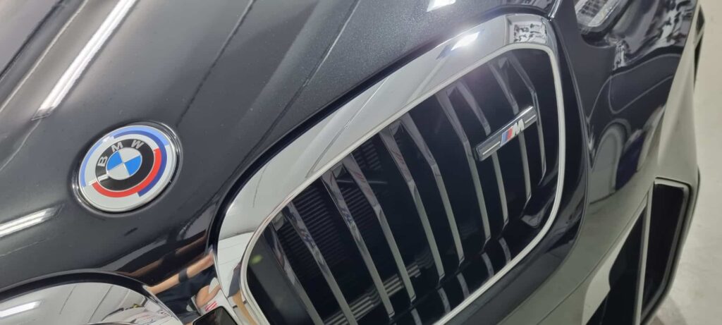 Frontal de un BMW tras el detallado de un coche nuevo
