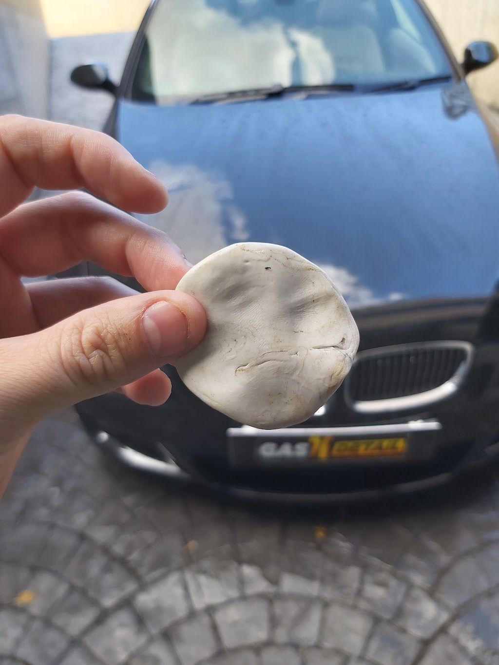 Descontaminación mecánica de un BMW con clay bar