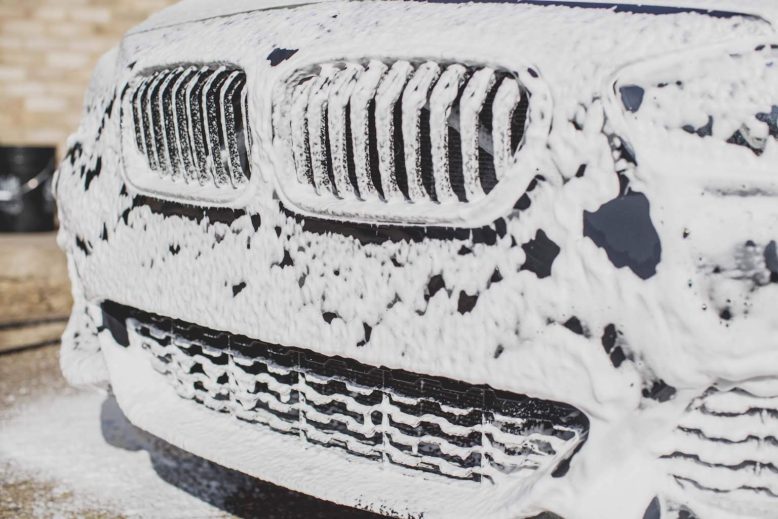 Prelavado con espuma activa de un BMW Serie 3
