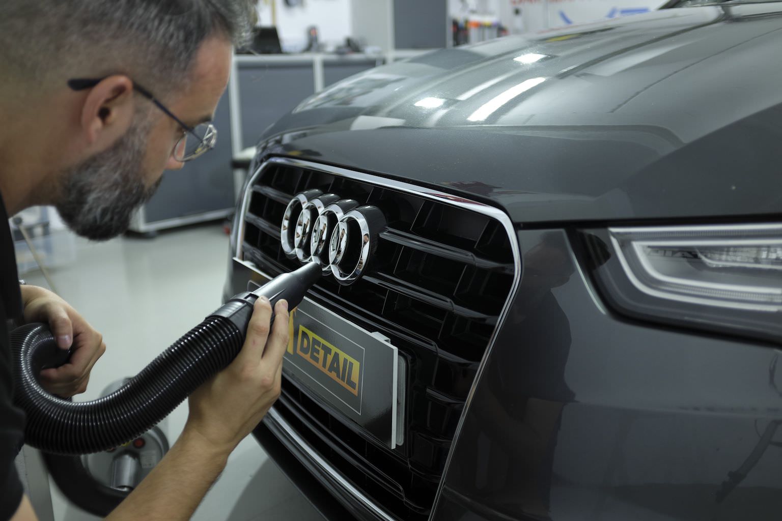 Secado con aire de un Audi A5 después del lavado