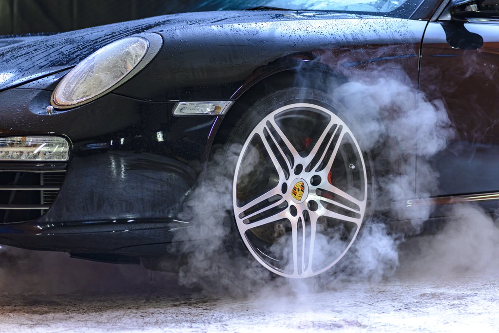 Lavado de un Porsche 911 durante la preparación para el tratamiento de detailing