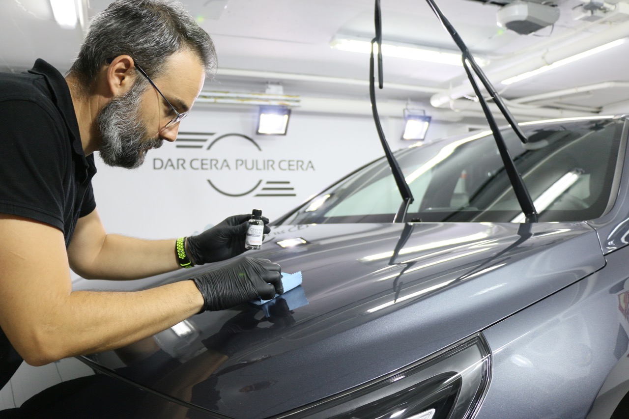 Carlos aplica protección cerámica a la pintura de un Hyundai i30 N en Gas Details
