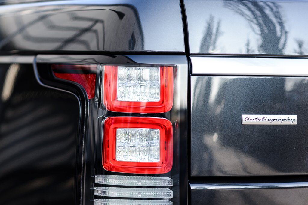Pulido de la pintura con brillo de un Range Rover