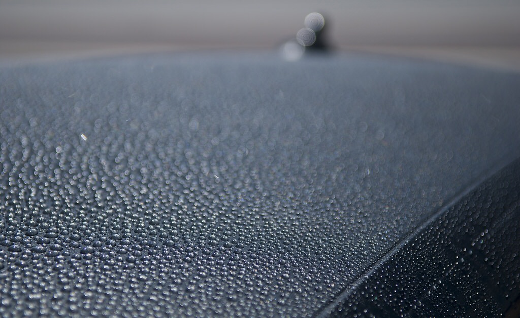 Gotas de agua sobre pintura protegida con tratamiento cerámico