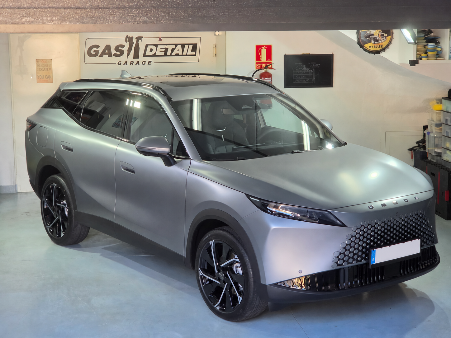 Omoda 7 gris mate completo en el taller de Gas Details